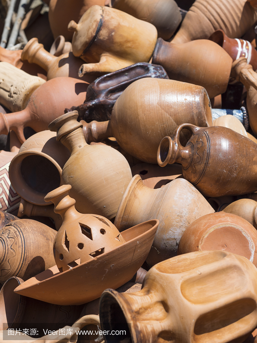 很多陶器。不同的陶瓷花瓶和花盆